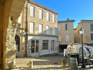 Immeuble en pierres de taille à usage d'habitation et commercial