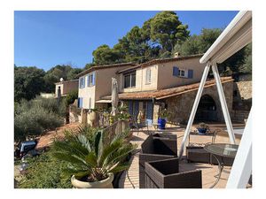 Location maison 6 pièces 130m2 Carqueiranne 83320 - 3220 € - Surface Privée