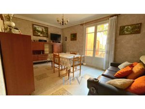 Maison de village à rénover avec garage et terrasse Vue su