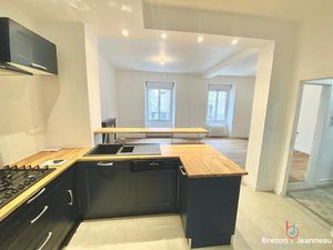 Maison rénovée centre-ville de fougères  cour   stationnement