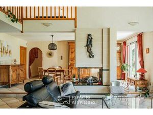 Villa d'architecte avec piscine et parc paysager