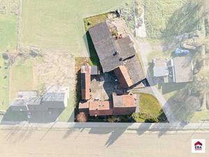Corps de ferme avec vastes dépendances et terres à vendre