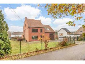 Te renoveren woning op ruim perceel met tal van mogelijkh...