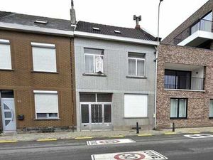 Avec la main de Dieu.