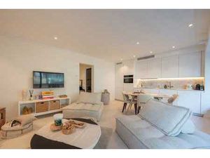 Avec une vue latérale sur la plage et la mer...