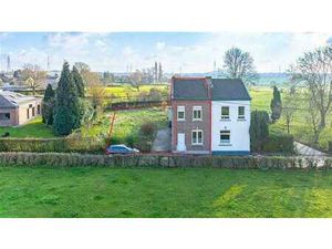 Maison 3 façades à rénover dans une rue calme et verdoyante