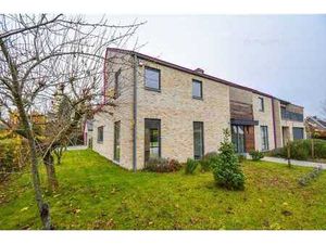 Spacieux immeuble moderne jumelé dans un quartier résidentie