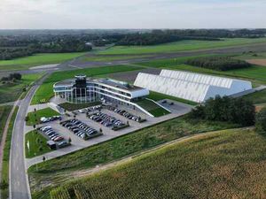Espace de bureau moderne à DronePort / Aéroport de Brustem