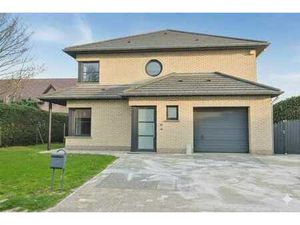 Villa dans un endroit calme  avec un jardin spacieux.