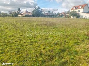 Terrain 1 585 m² Cuneges