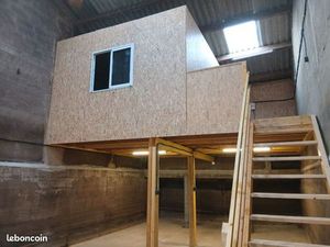 Atelier 150 m² avec bureau et sanitaires