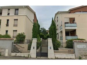 Location stationnement  m² T- à Saint-Genis-Laval  80 €