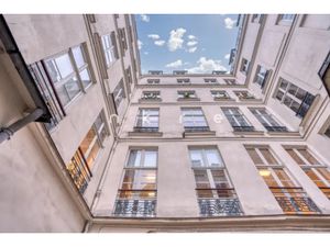 PALAIS ROYAL - BEAU VOLUMES - BUREAUX TRES LUMINEUX