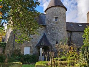 Propriété du XVIIIe Siècle avec tourelle et jardin clos en centre historique