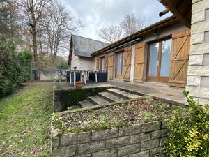 Maison dans environnement forestier
