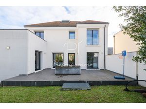 Maison récente avec 4 chambres  bureau et sous-sol total Q