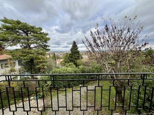 Spacieuse maison des années 60 divisée en deux T4 de 100 m² chacun +grand garage et grenie