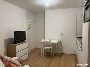 Superbe studio meublé tout équipé en plein centre de St Genis Laval et au pied des TCL