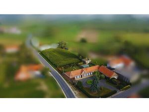 Hoeve met stallen op 3780 m² aan de grens met Elsegem