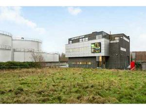 Modern Kantoorgebouw vlakbij R8 tussen Kortrijk en Harelbeke