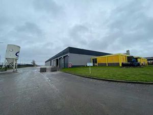 Entrepôt de 1000m² avec 20m² de bureaux