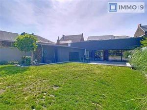 Maison de plein pied luxueux avec piscine et jardin