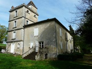 Maison de maître du XVII au nord du Gers 10 hectares parc prairie bois