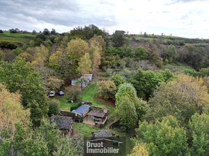 Terrain de loisir avec plusieurs bâtis dans un environnement