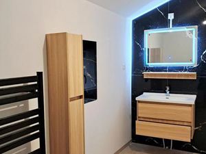 Maison entièrement rénovée 2 chambres avec jardin et garage.