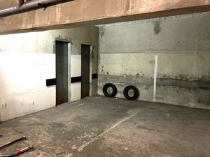 Parking sécurisé en sous sol + 2 caves  plein centre