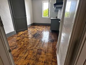 Grand studio très lumineux refait à neuf