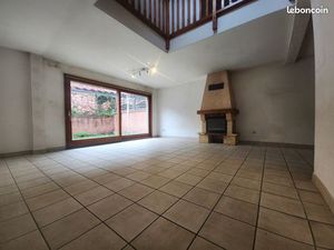 ? Maison de ville en triplex – 180 m² avec garage  terrain et grande terrasse