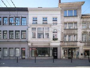 Architecturale handelsruimte op een absolute toplocatie