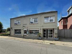 Propriété commerciale unique avec logement  grande salle de