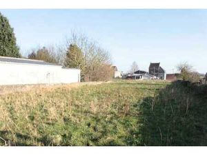 Grand terrain plat à bâtir à Courcelles