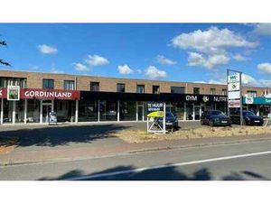 Magasin en bord de route à louer dans un emplacement visibl