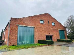 Loftkantoor/showroom van 500 m² op- en afrit van Bissegem
