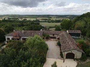Ensemble de caractère rénové et son terrain arboré