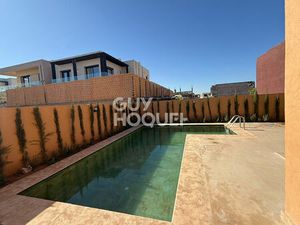 À vendre : villa de 400 m² composée de 6 chambres  située sur la Route de l'Ourika