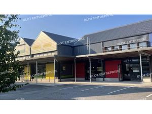 À LOUER - LOCAUX COMMERCIAUX - 179 M² - GUÉRANDE
