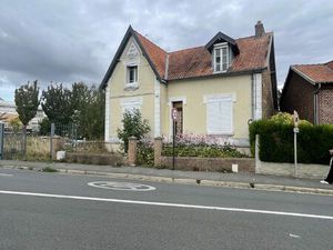 Grande maison avec 3 niveaux double garage et terrasse À rénov