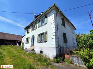 Maison mitoyenne avec jardin privatif et dépendance.