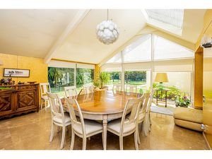 Superbe propriété avec piscine intérieure au coeur d'un parc