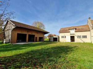 Terrain constructible avec grande grange  deux garages et bâtis
