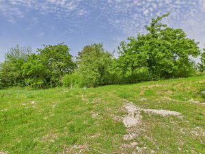 Terrain constructible viabilisé avec maisonnette