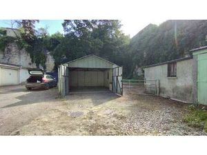 Location Garage box et parking à Caen (14000) : à louer / 30m² Caen