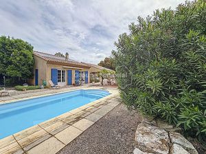 Saint Restitut Maison de plein pied 315 m2  5 chambres  4 SDE  1750 m2 de jardin  piscine 