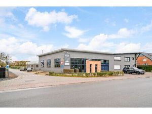Bedrijfsgebouw met kantoren  magazijnen en woonst - groot 2580 m²