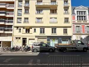 Bureaux à vendre . Vente occupée - Paris 14