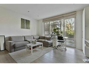 Aangename studio met groot terras en groen uitzicht